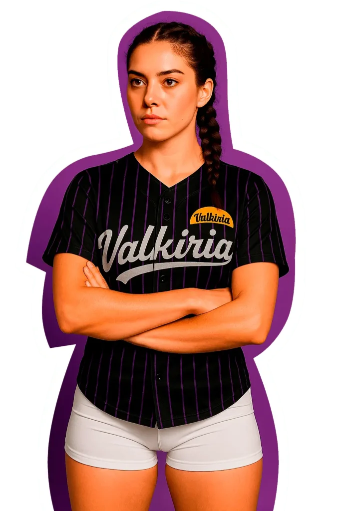 Valeri Modelo de Valkiria con jersey deportivo tipo béisbol negro con pinstripes moradas, brazos cruzados, sobre fondo violeta. Ropa deportiva femenina.